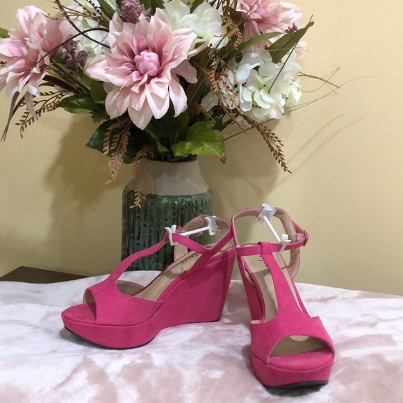 Styluxe Shoes - Styluxe Bright  fuchsia platforms. Brushed suede feel.